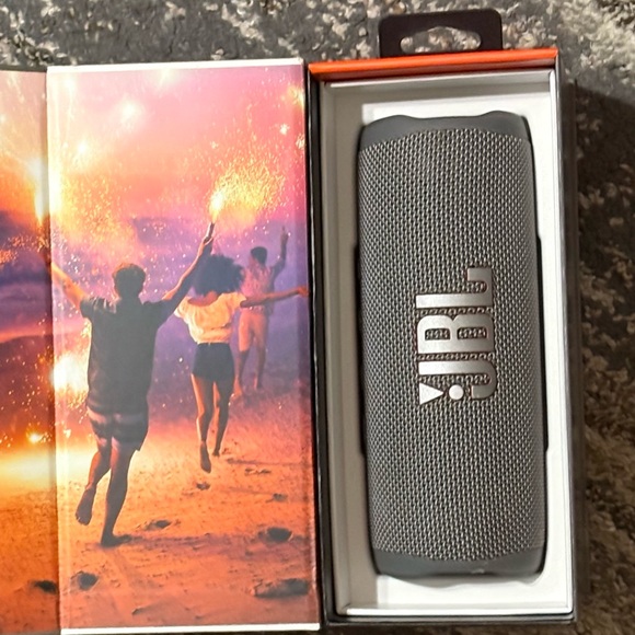 JBL Flip 6 Portable Bluetooth Speaker - Light Gray EUC - Picture 10 of 10